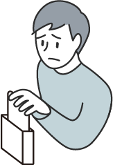 面倒そうな顔をしながら替えのシップを箱から出す男性の画像